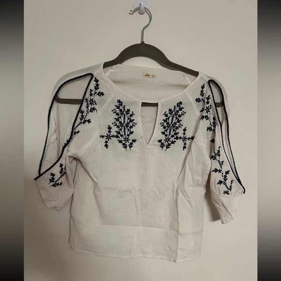 Hollister Quarter Sleeved open Shoulder Top‎ - Picture 1 of 4